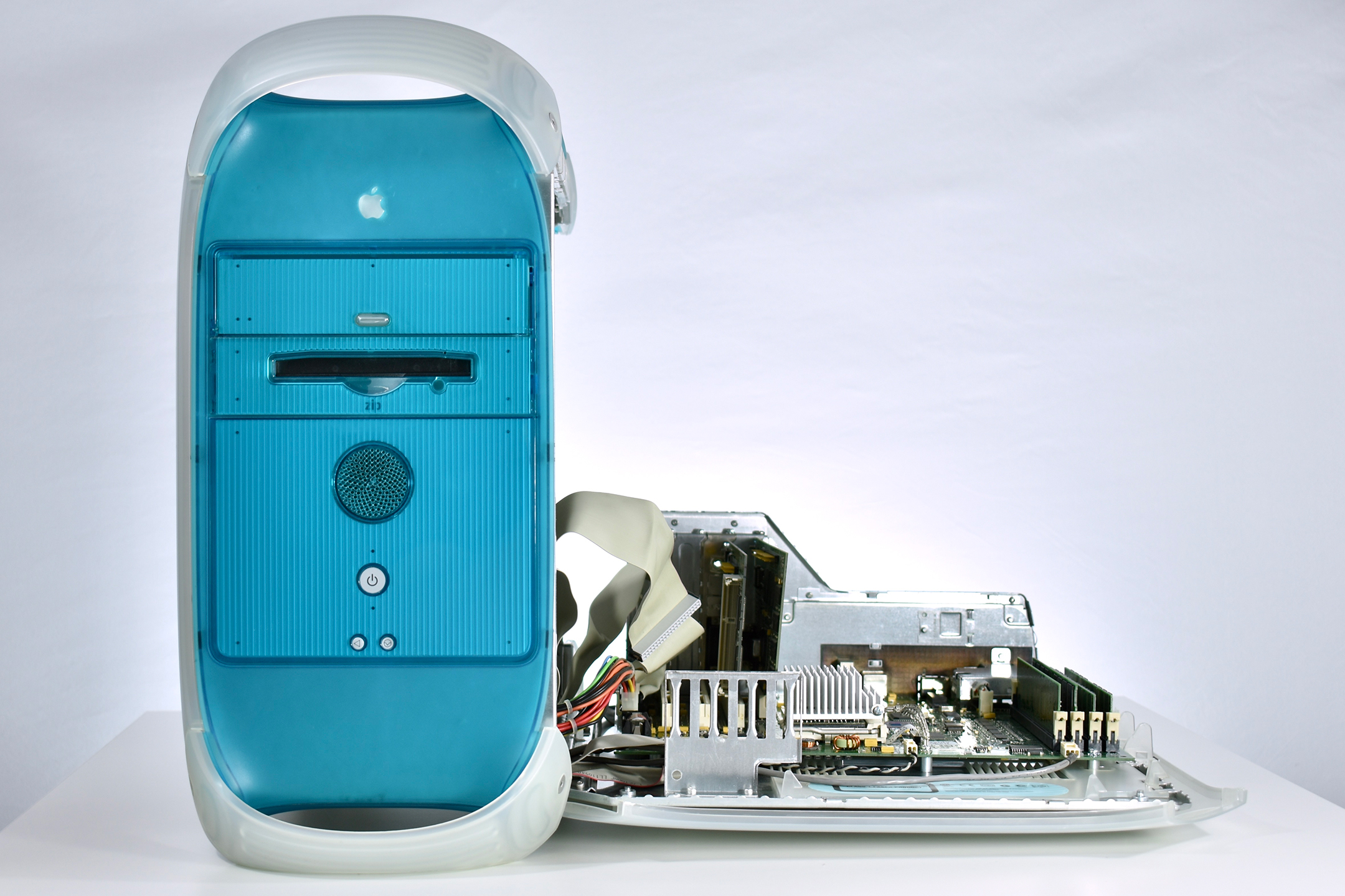 Power Macintosh G3 (300 MHz, “Blue & White,” 1999) – mattjfuller.com