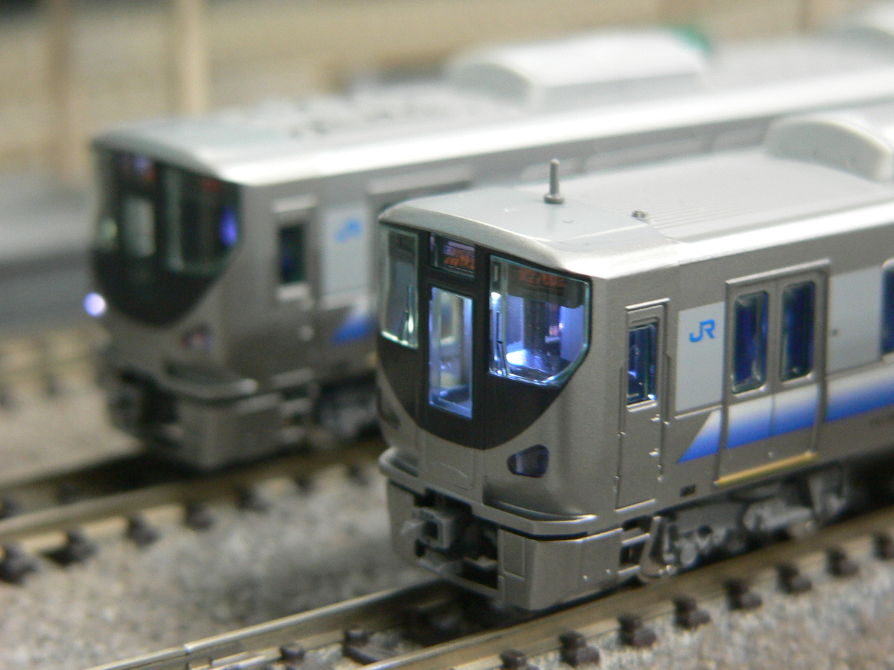 カトーの225系5000番台関空快速4両セットの車掌室を点灯化した