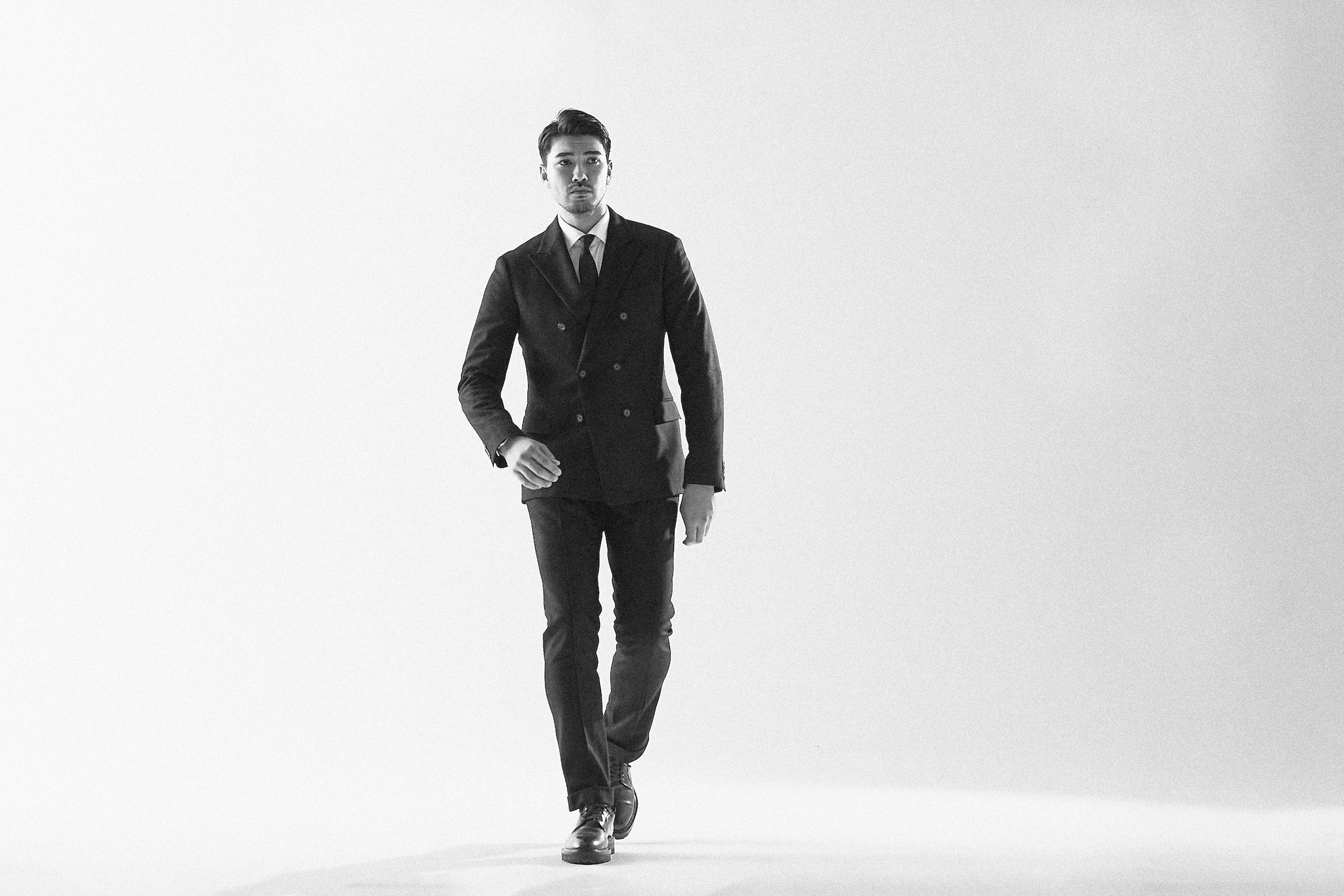 まもなく販売開始。6ボタンダブルブレストで格調高く過ごす秋 – MOVB