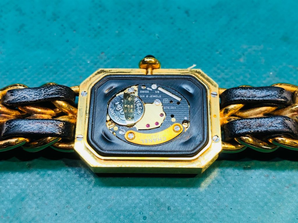 使おうと思ったら止まっていた シャネル プルミエールの電池交換