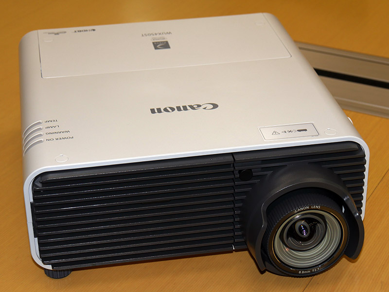 キヤノン、100m伝送対応の短焦点LCOSプロジェクタ - AV Watch