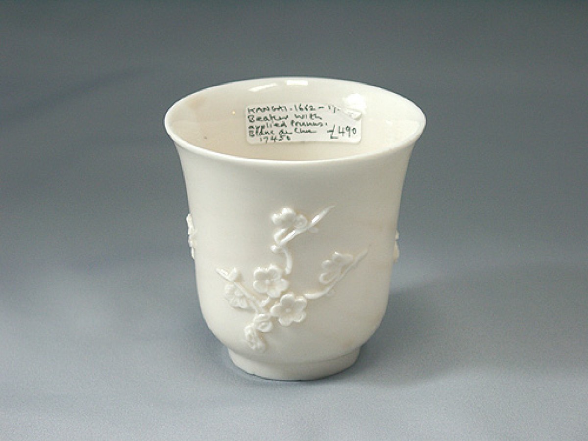 中国 徳化窯 梅貼り文、1662-1722年（康煕年間）