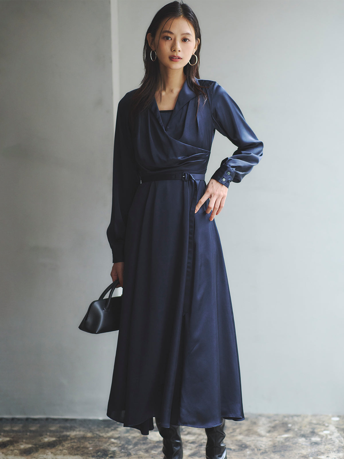 サテンオープンカラーフレアワンピース