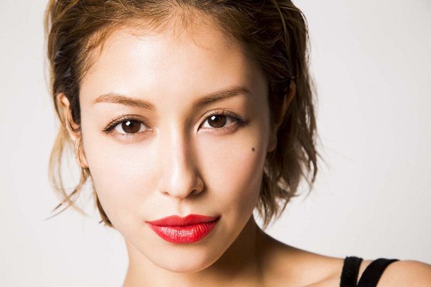 BENI 「BEST All Singles & Covers Hits」CDジャケット、アーティスト