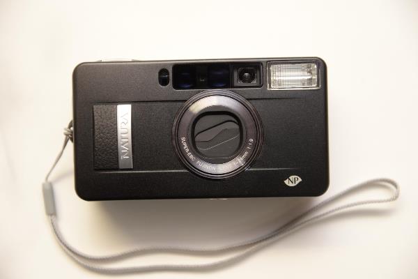 最高のコンパクトカメラ フジフイルム NATURA BLACK F1.9 | カメラ三脚