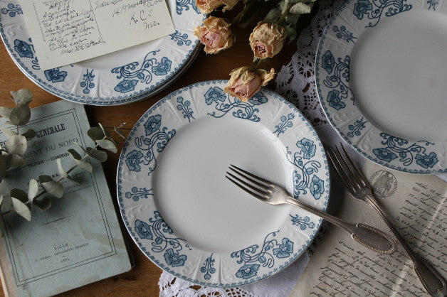 2枚あり！ブルーグリーンの花の絵柄が素敵なサルグミンヌ窯プレート