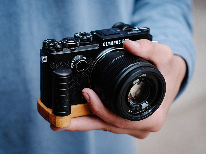 竹やウォルナットを組み合わせた、カメラ用アルミグリップ - デジカメ