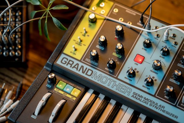 スプリング・リバーブ搭載のセミモジュラーシンセ｜MOOG