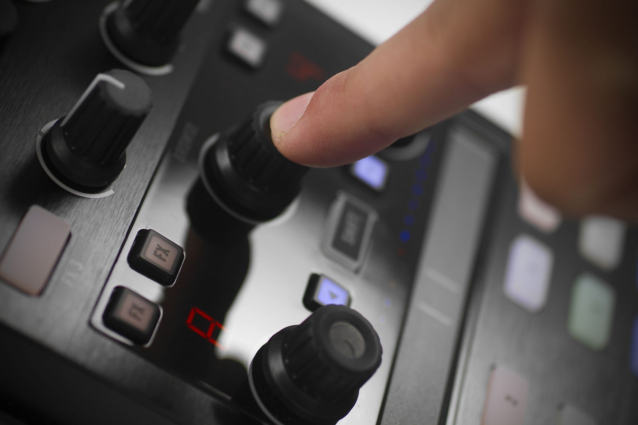 REVIEW: Traktor Kontrol X1 MK2 DJ controller – DJWORX