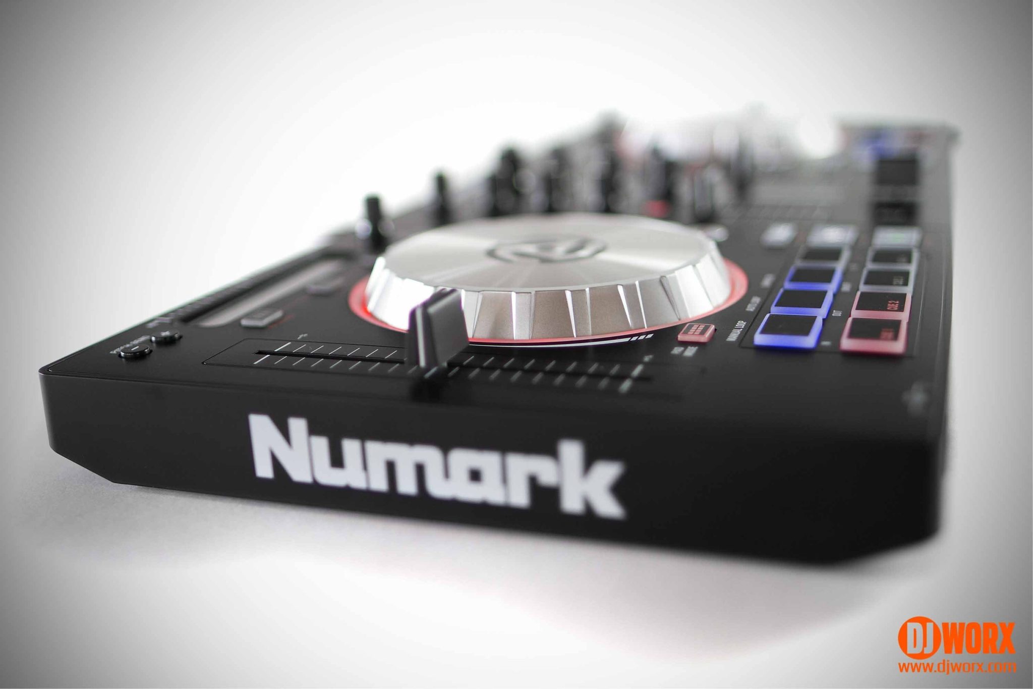 REVIEW: Numark Mixtrack Pro 3 Controller