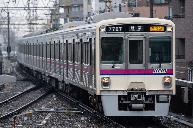 京王電鉄7000系の新方向幕交換編成 – 回送電車