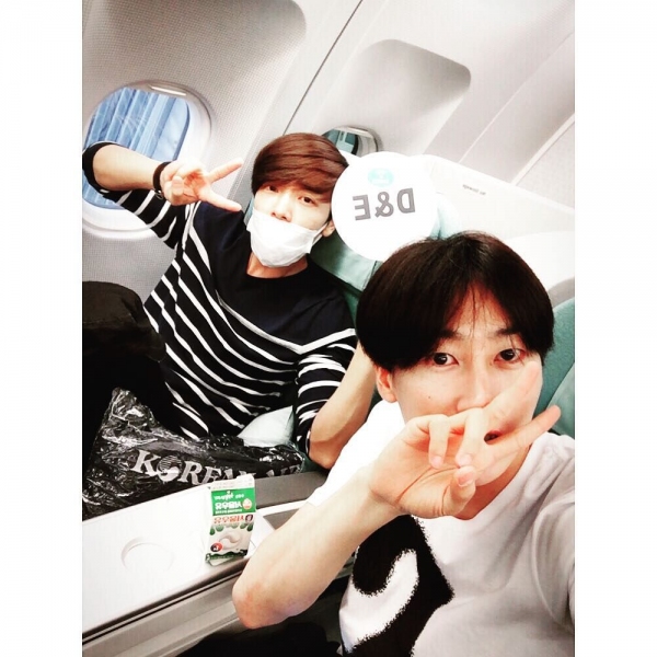 写真]SUPER JUNIOR-D&Eドンヘ&ウニョク、タイに向かう機内で仲良く