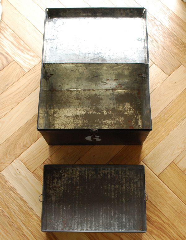 インダストリアルなアンティーク雑貨、ブラックカラーのスチール