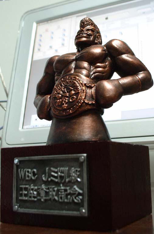 鷹村守ミニ銅像