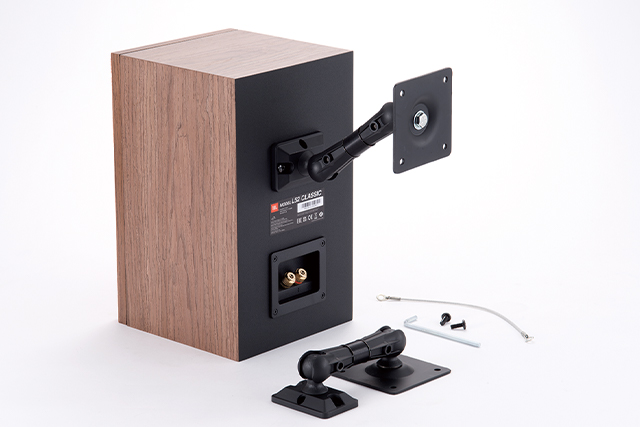 壁掛けや天吊りも自在！ モダンかつクラシカルコンパクトなJBL