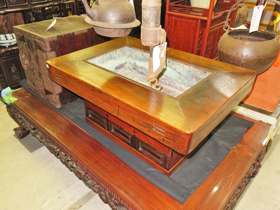 天板極厚の重厚なケヤキ関西長火鉢を入荷しました！ 火鉢の季節到来