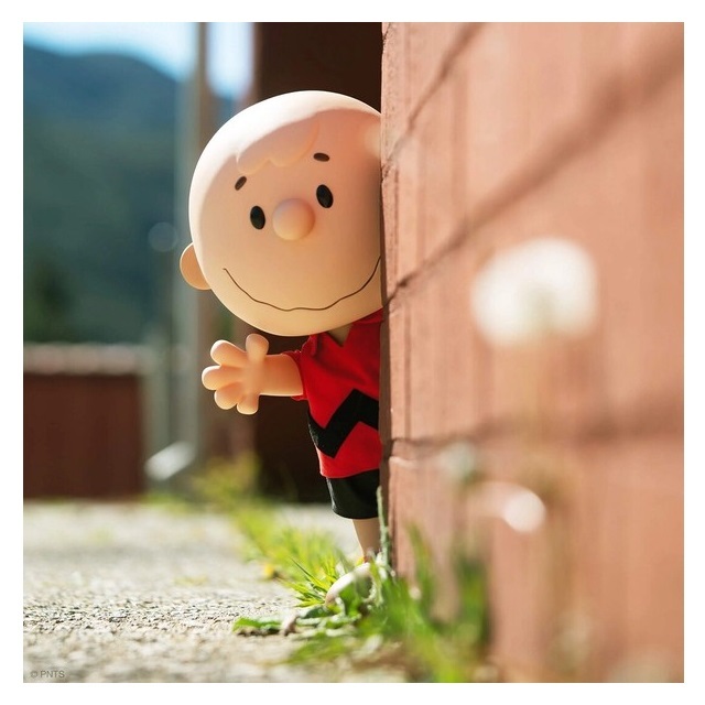 送料無料」SUPER7 PEANUTS チャーリーブラウン 赤シャツ/スーパーサイズ