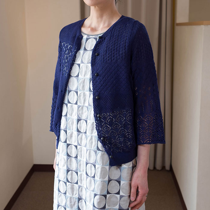 ミナペルホネン field of joy レース編みカーディガン（US 8970）navy