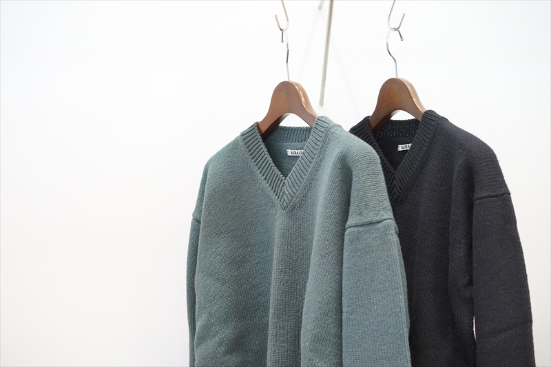 AURALEE(オーラリー)の名作、 FELT WOOL YARN KNIT V NECK P/Oのご紹介