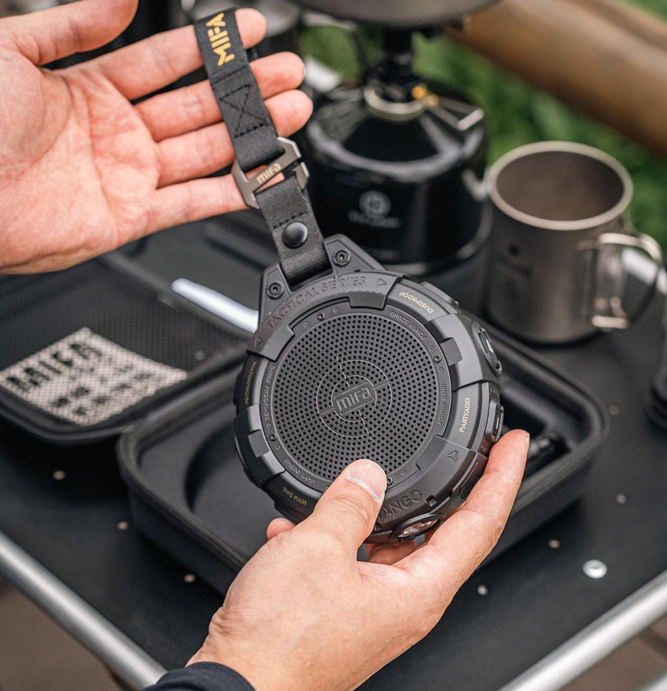 mifa Tango ポータブル Bluetooth スピーカー（懐中電灯付き、IP67 防水）