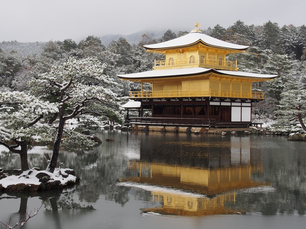 今年も眺めた雪の金閣寺 | 京都旅屋
