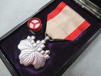 買取】勲章 勲八等白色桐葉章 略章 共箱有 旧日本軍 旭日章/木更津朝日