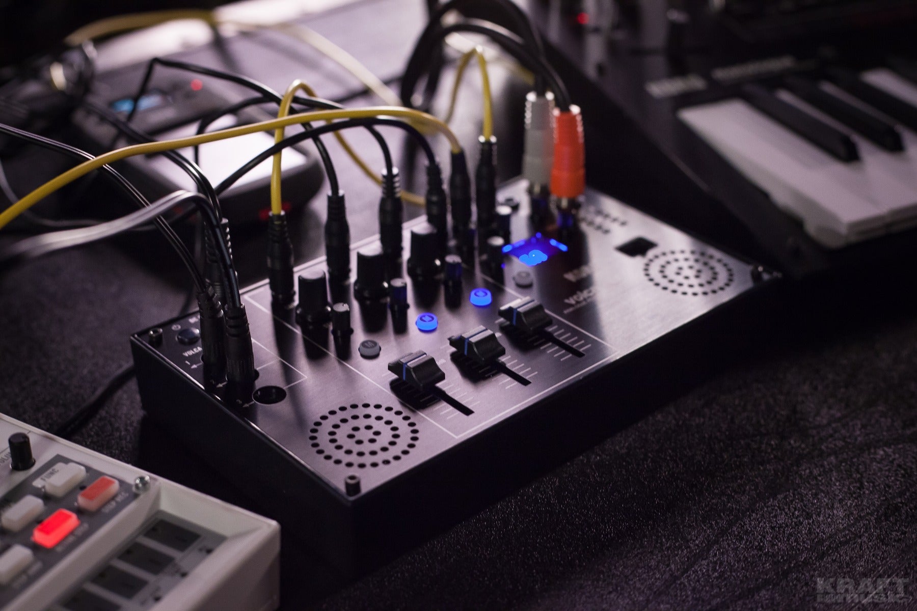 Korg Volca Mix 4-Channel Performance Mixer – Kraft Music