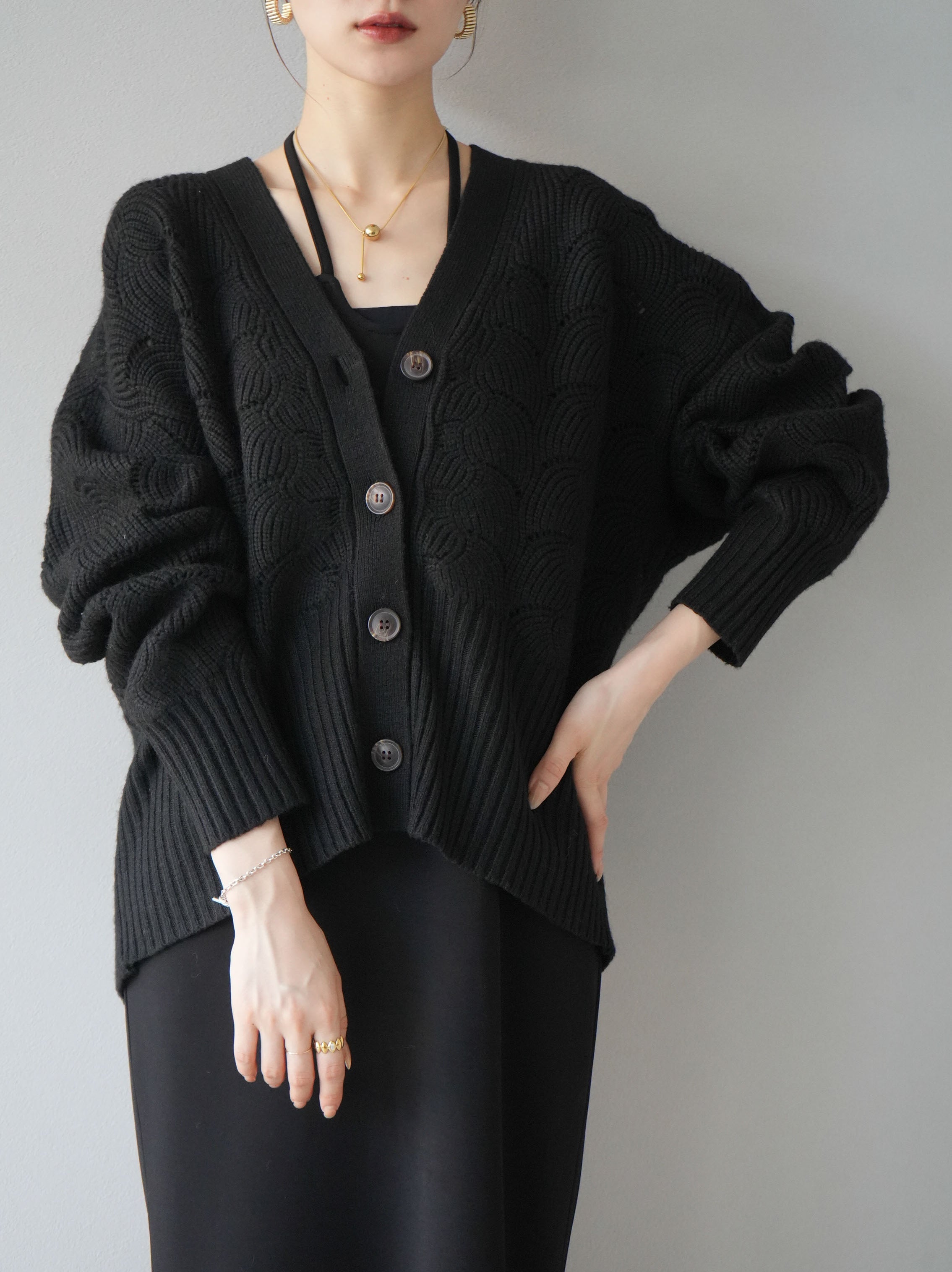 予約]ウェーブ編みVネックニットカーディガン/ブラック – Lumier