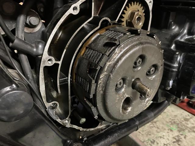 クラッチが滑るヤマハXJR400クラッチ板の交換依頼で入庫ですが