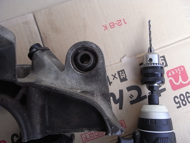 RZ250 エンジンマウントダンパーを外す: 単車備忘録