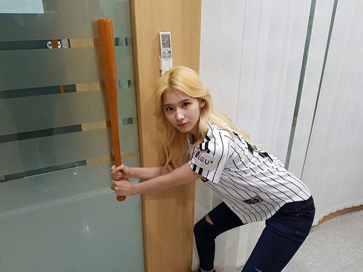 160623 TWICE サナ、野球ユニフォーム姿でインスタ更新【高画質画像