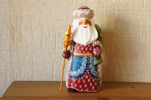 木彫りのジェド=マロースはとってもやさしいお顔。 | ロシア モノ