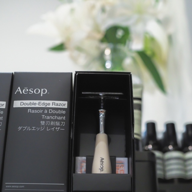 イソップ」の両刃シェーバーで、ボンドのごとく髭を剃りたい。｜Pen Online