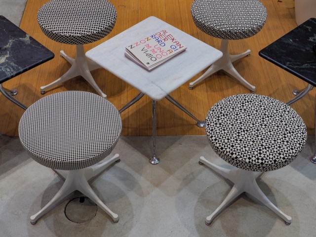 ミッドセンチュリーのカフェや空港ラウンジが出現 !? 店内大改装の