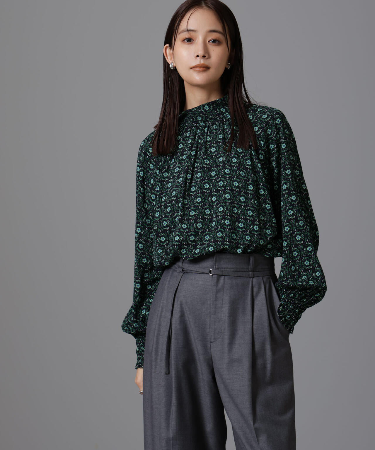 サークル フラワー プリント ギャザー ブラウス