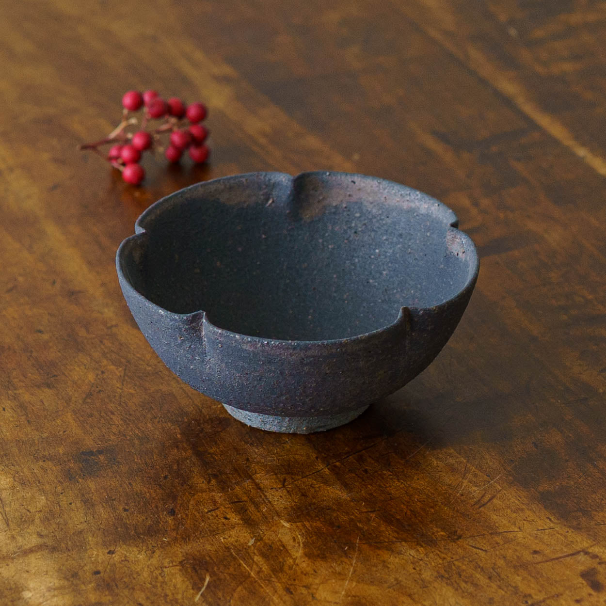 作家 冨部咲喜子 鉄釉 梅型小鉢｜作家もののうつわ通販 四季折折