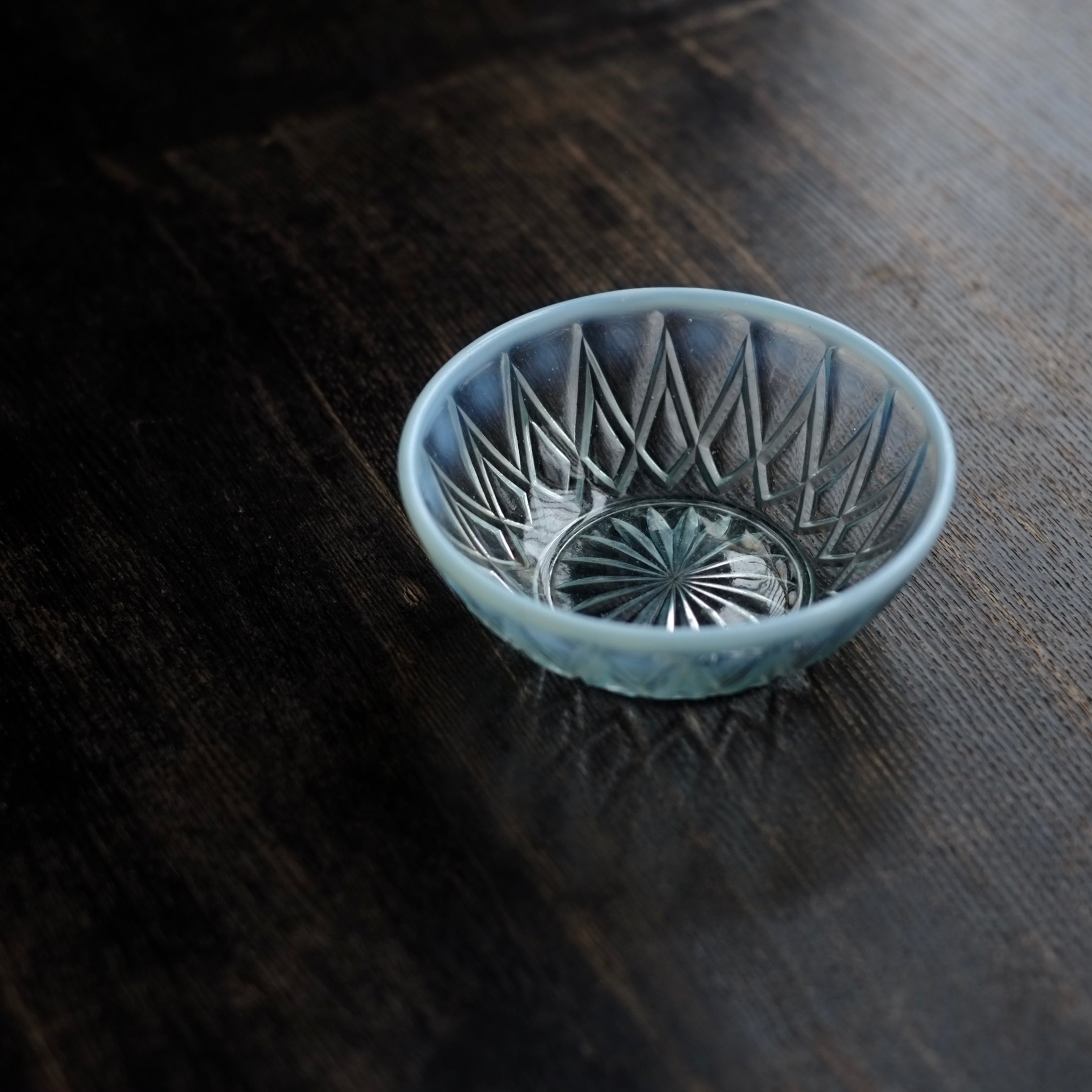 時代 乳白縁ガラス 深皿 (大正~昭和初期頃) – 逢季荘