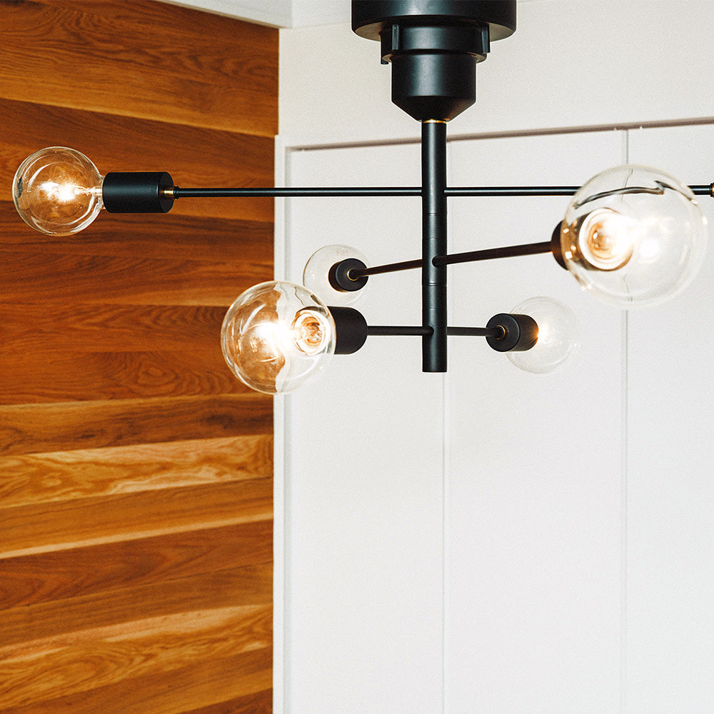 アームとソケットと電球のみで構成されたミニマルデザインのシーリング