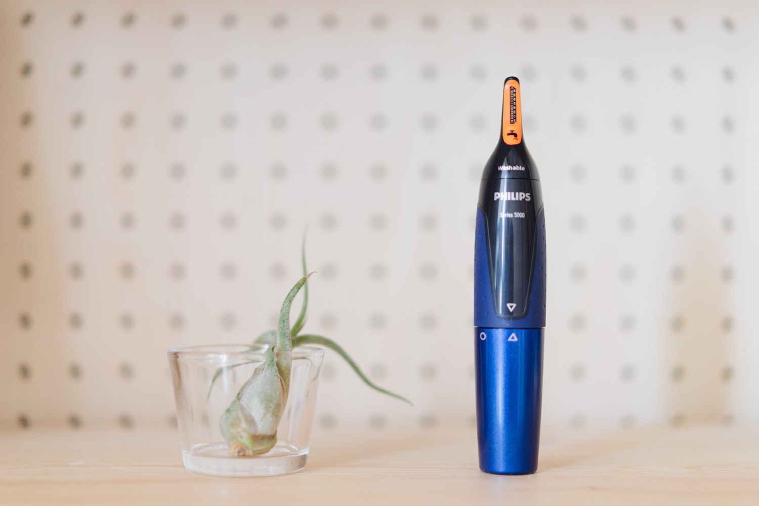 20代、急に伸びる鼻毛に。フィリップスの痛くない鼻毛カッター