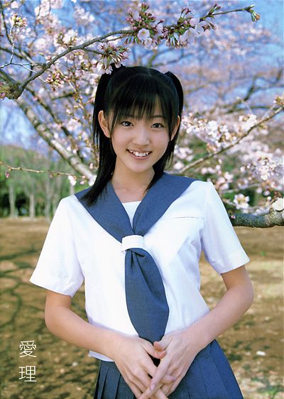 鈴木愛理写真集『愛理』｜ワニブックスオフィシャルサイト