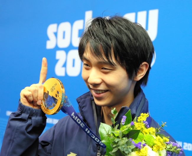 写真特集 - 金メダルを手にした羽生結弦＝飯塚晋一撮影 - 大会第9日