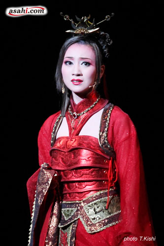 asahi.com（朝日新聞社）：長身コンビで迫力アップ 宝塚星組『太王四神