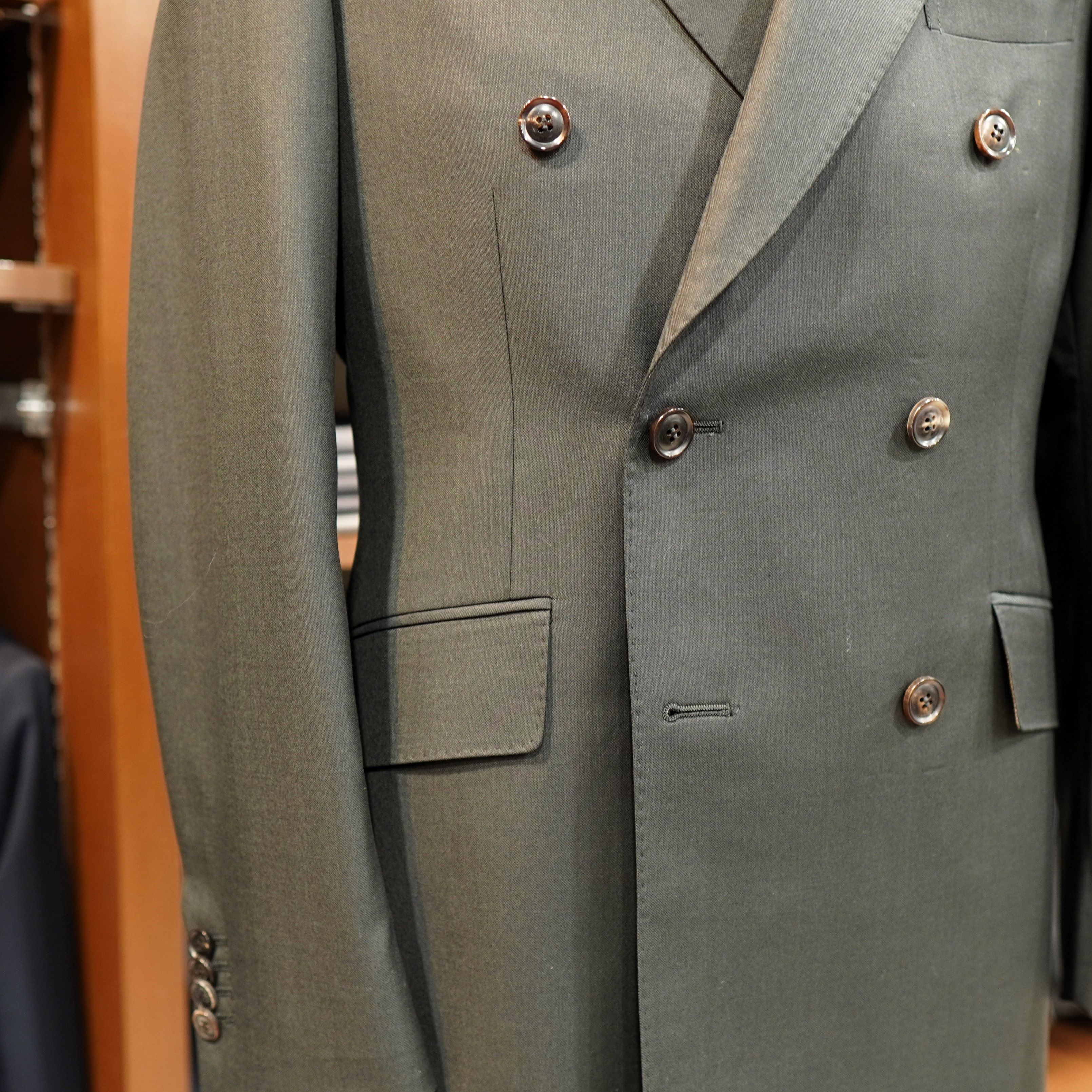 トレンド感満載！ダブルブレスト＆ダークグリーンスーツ | ゑみや洋服店