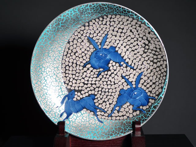 有田焼】飾り絵皿（大）染錦白金彩兎図 - JTOPIA