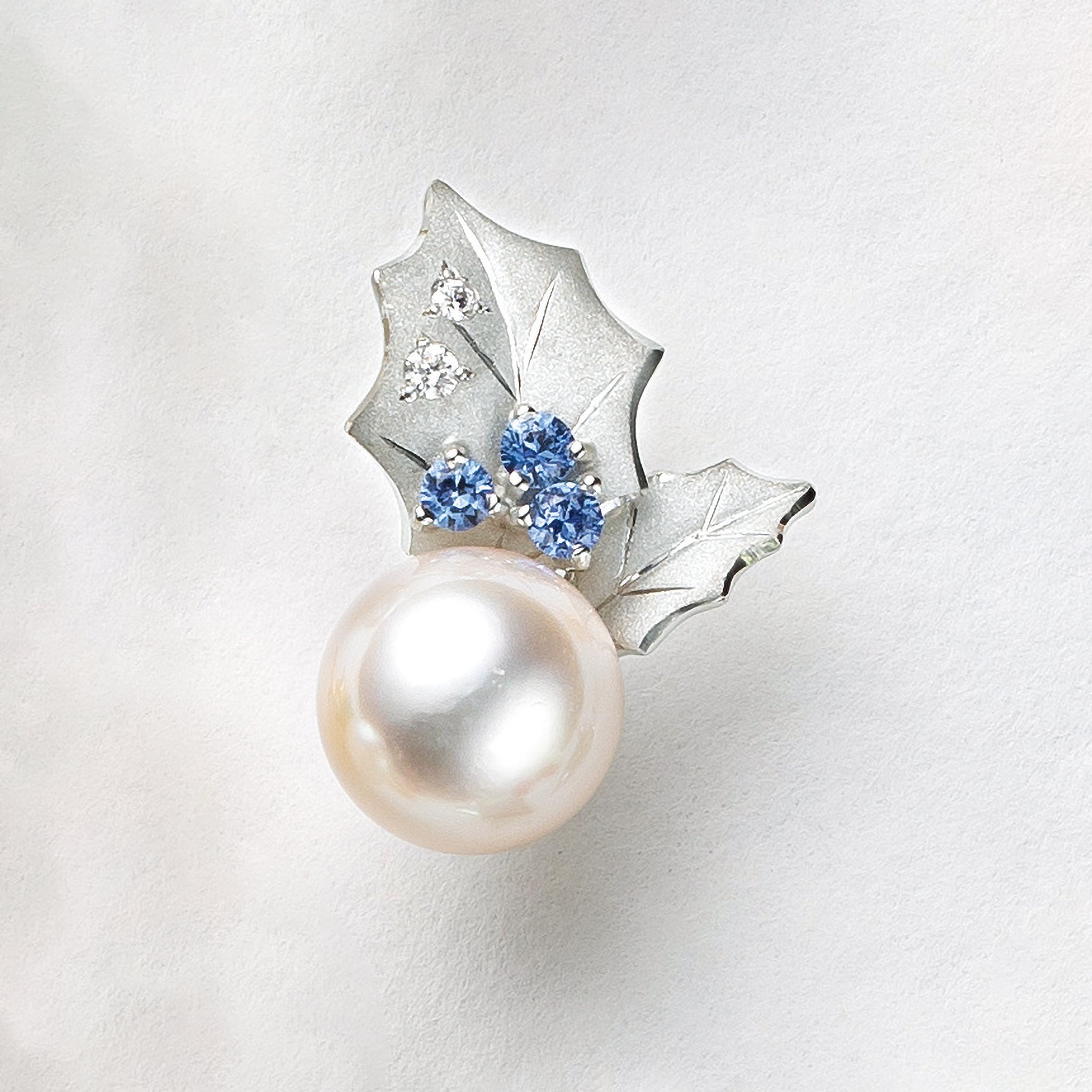 パール/サファイア プラチナブローチ(アコヤ真珠/8mm/ヒイラギモチーフ