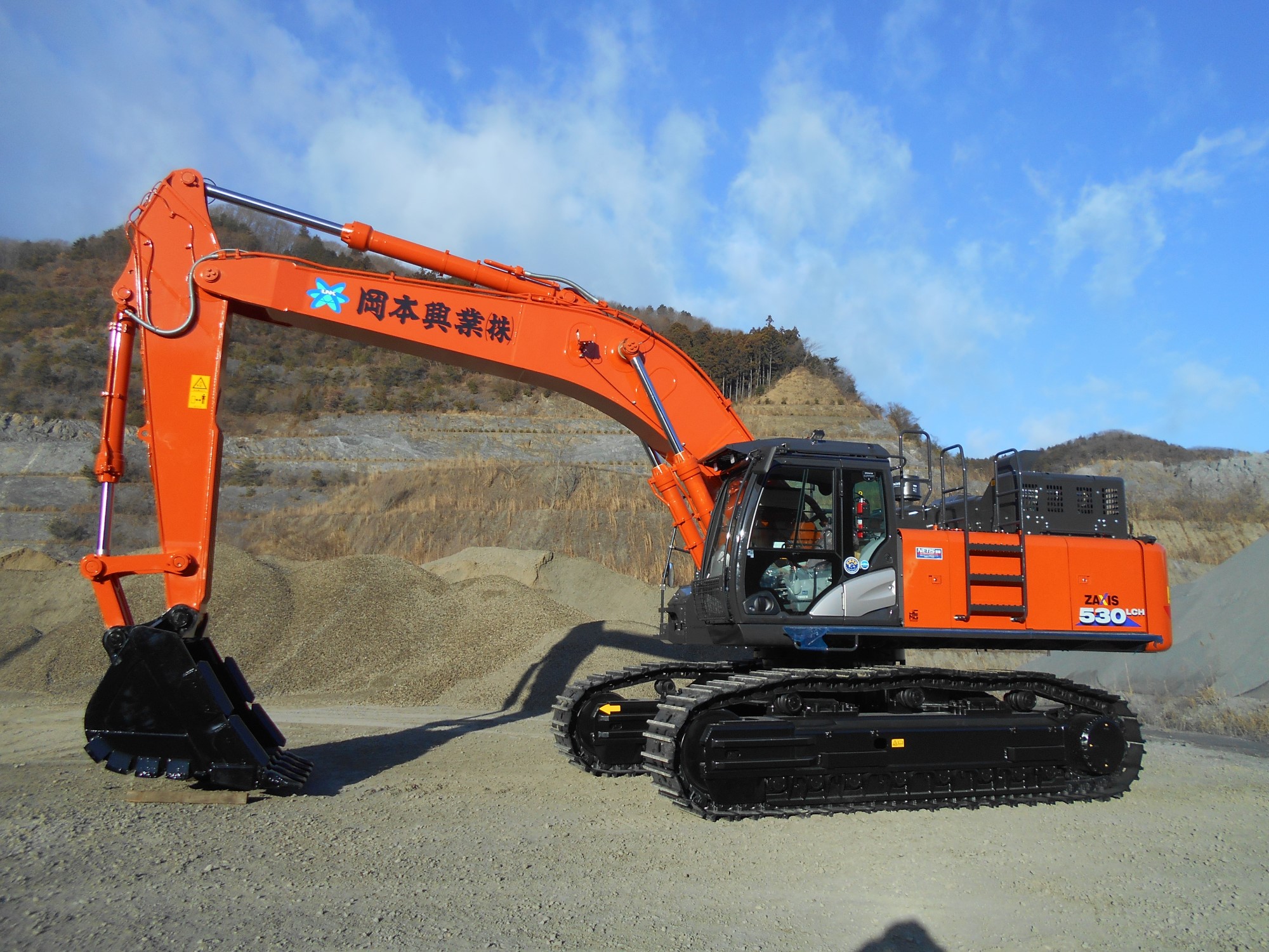 岡本グループ ｜ 茨城事業部 笠間工場 日立建機 ZX530LCH-6導入