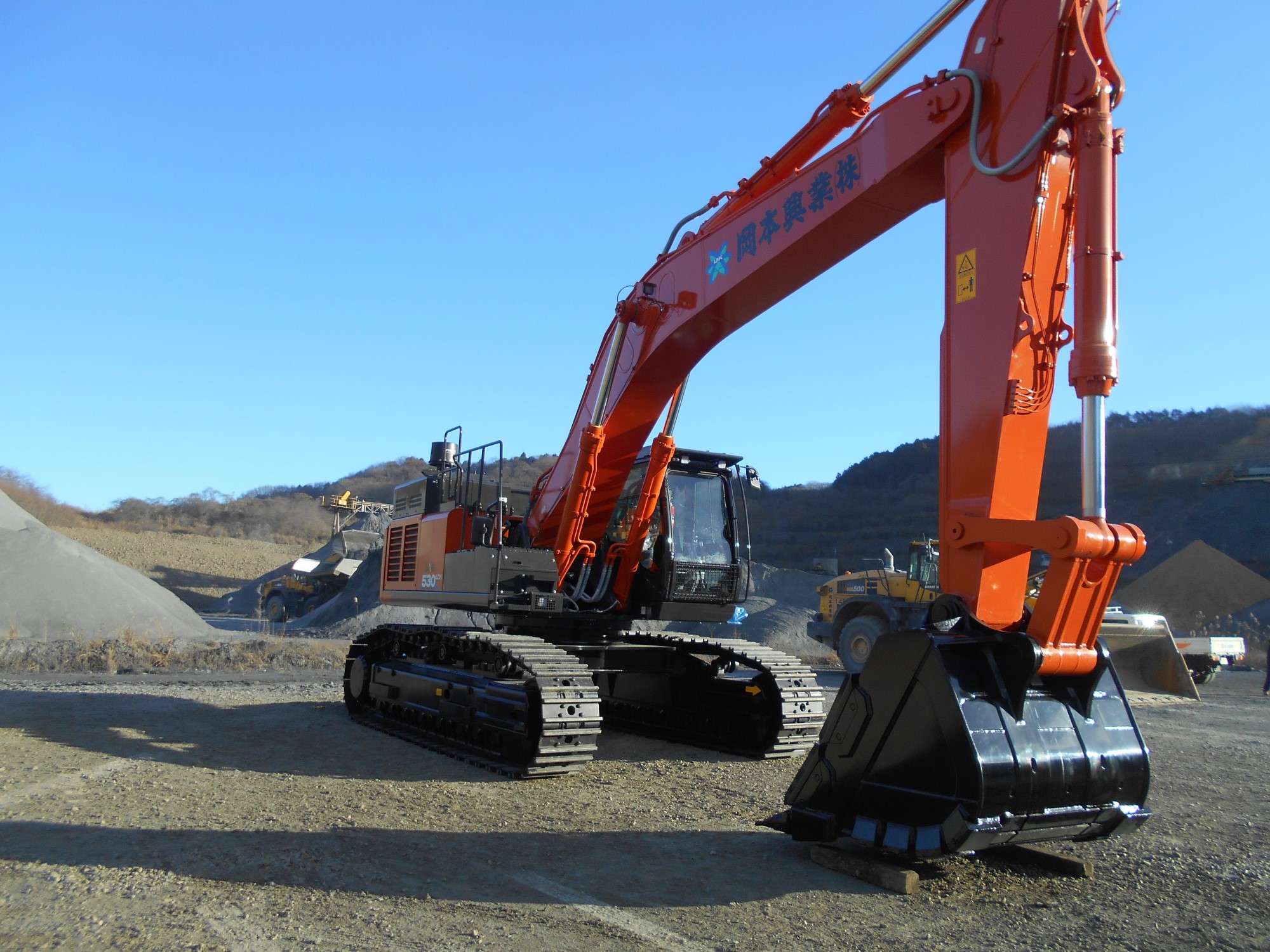 岡本グループ ｜ 茨城事業部 笠間工場 日立建機 ZX530LCH-6導入