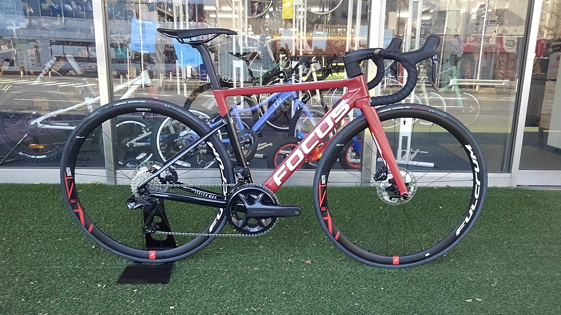 新型ULTEGRA R8270搭載のFOCUS IZALCO MAX DISC9完成車あります | Pedalist