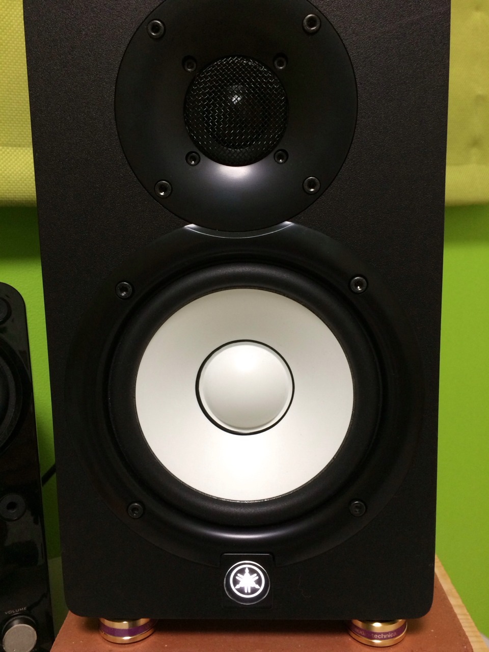 様々な環境に適応するフラットなモニタースピーカー、EVE AUDIO SC205