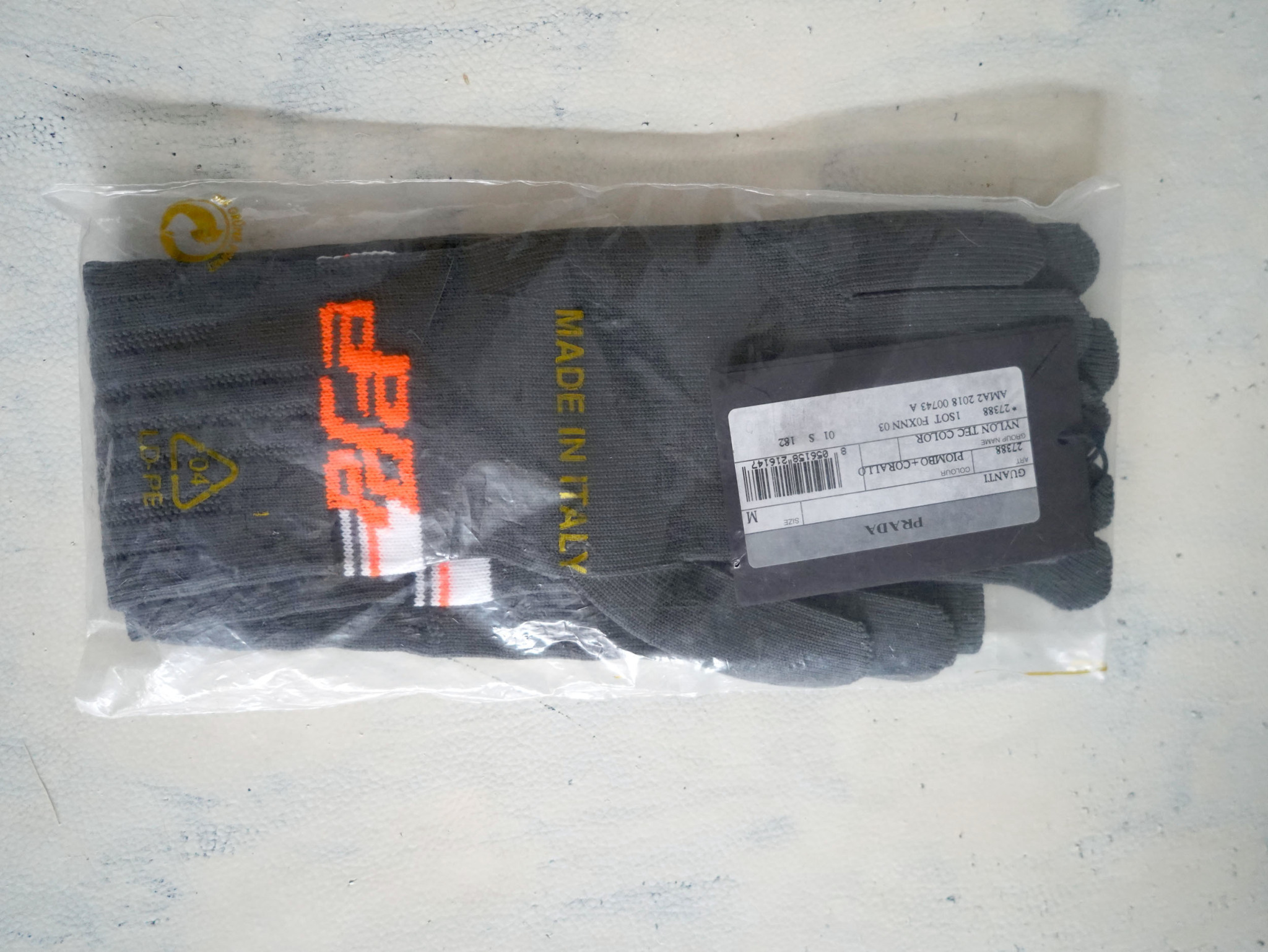 5%OFF】香港 PRADA グレー ニット ロゴ柄 ナイロン ロンググローブ